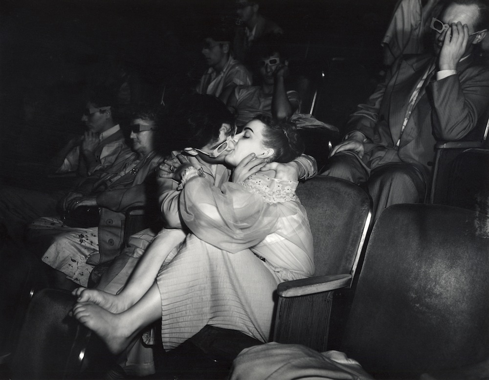 Una pareja con gafas 3D en el Palace Theatre (ca. 1940). ©Weegee/Caravan