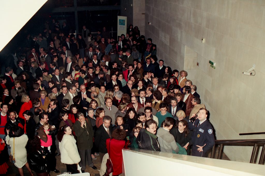 Público asistente a una inauguración en 1989. Foto: IVAM
