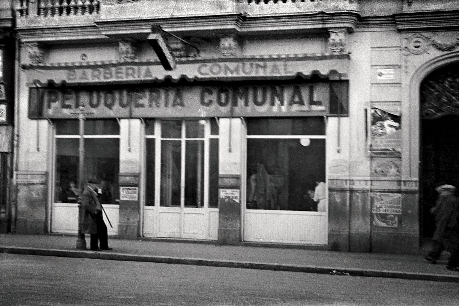 Peluqueria Comunal, en calle de La Paz. 1937. Joaquin Sánchez “Finezas”. Biblioteca Valenciana Nicolau Primitiu. Fondo Finezas.