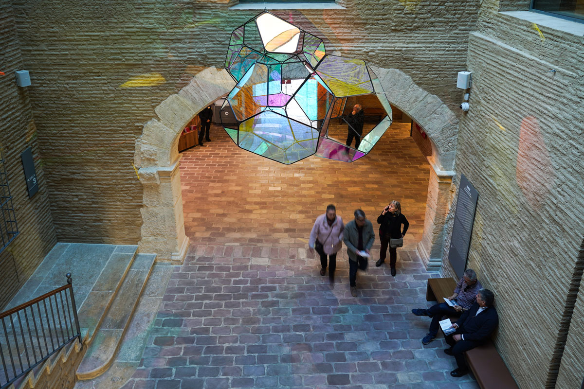 Las esculturas poliédricas y colgantes de metacrilato iridiscente del argentino Tomás Saraceno ocupan el vestíbulo del CAHH, dando la bienvenida a los visitantes.