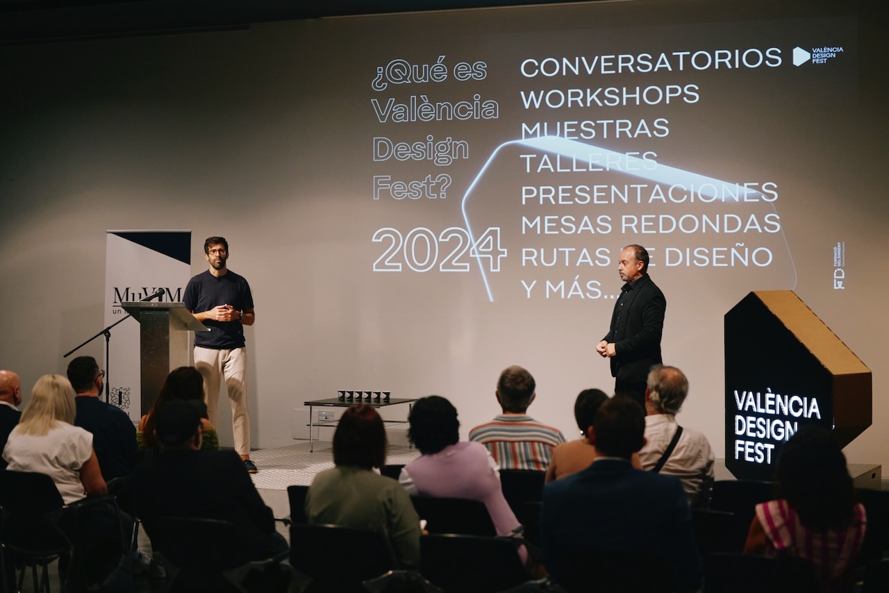 Roberto Heredia y Xavi Calvo, representando a la Fundació del Disseny de la Comunitat Valenciana, durante la presentación de la VDF en el Museu Valencià de la Il·lustració i de la Modernitat (MuVIM)