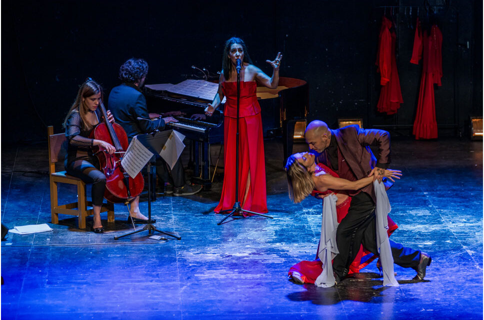 Tango con voz de mujer en el Talia