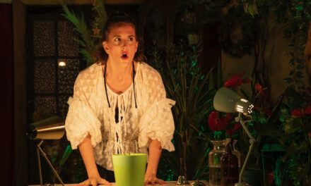 Jarrones parlantes, exnovios y una floristería en plena catarsis escénica
