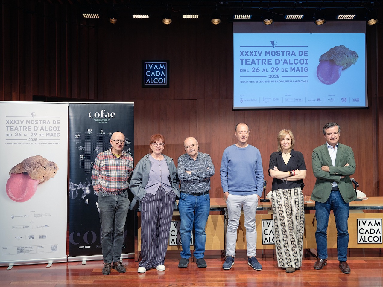 De izquierda a derecha, Joanfran Rozalén y Pepa Miralles, de La Dependent; el dramaturgo Rodolf Sirera; Josep Policarpo, Director de la Mostra de Teatre d'Alcoi; Elisa Guillem, concejala de Cultura; y Álvaro Oltra, Fundación SGAE. De izquierda a derecha, Joanfran Rozalén y Pepa Miralles, de La Dependent; el dramaturgo Rodolf Sirera; Josep Policarpo, Director de la Mostra de Teatre d'Alcoi; Elisa Guillem, concejala de Cultura; y Álvaro Oltra, Fundación SGAE.