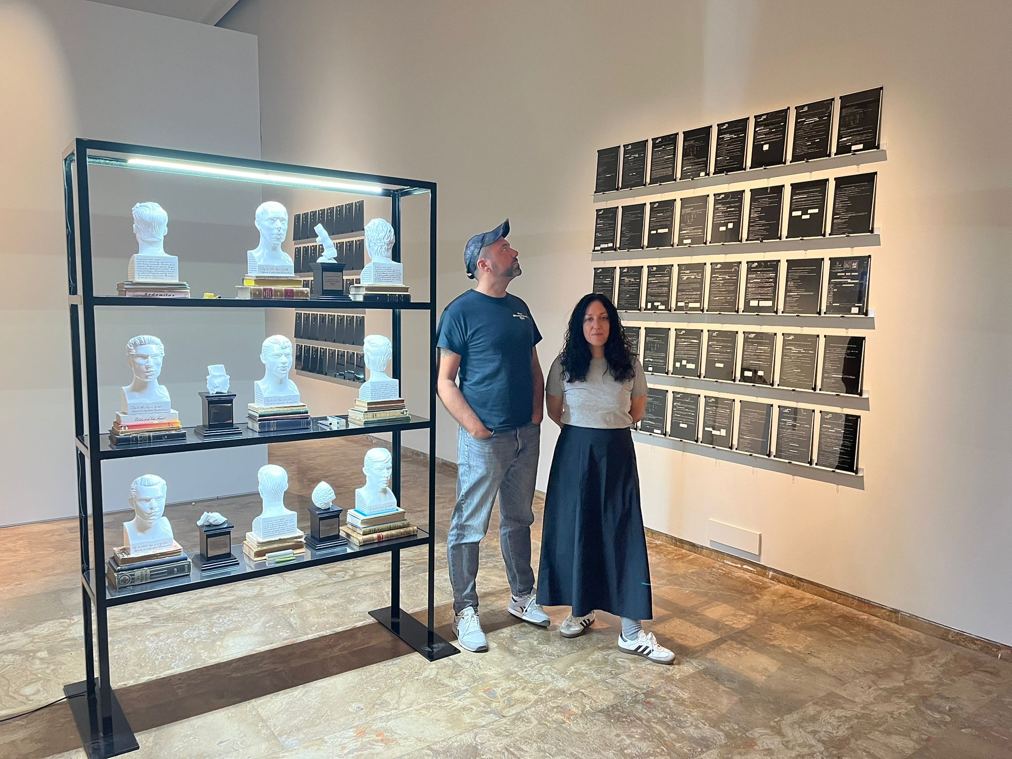 El artista Daniel Gasol y la comisaria Patricia Sorroche en exposición en La Nau