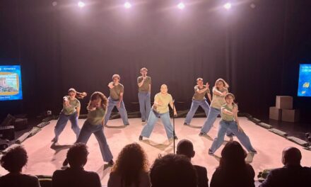 Escena Erasmus UV estrena ‘Un instant de bellesa’