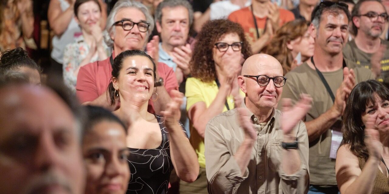Una Mostra de Teatre d’Alcoi con escena viva y respaldo del público