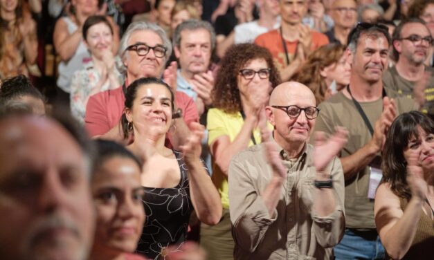 Una Mostra de Teatre d’Alcoi con escena viva y respaldo del público
