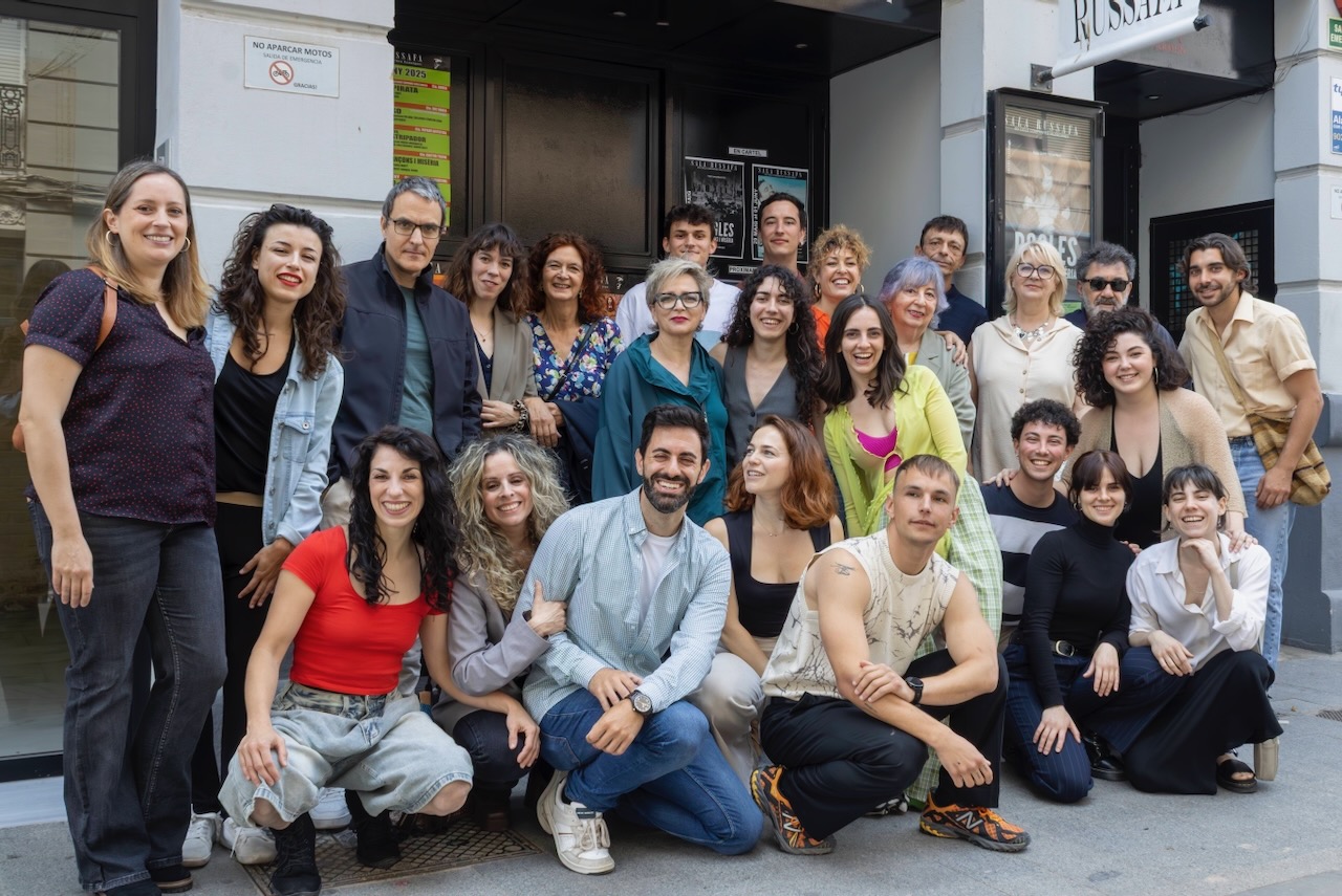 Presentación nominados AAPV en la puerta de la Sala Ruzafa.