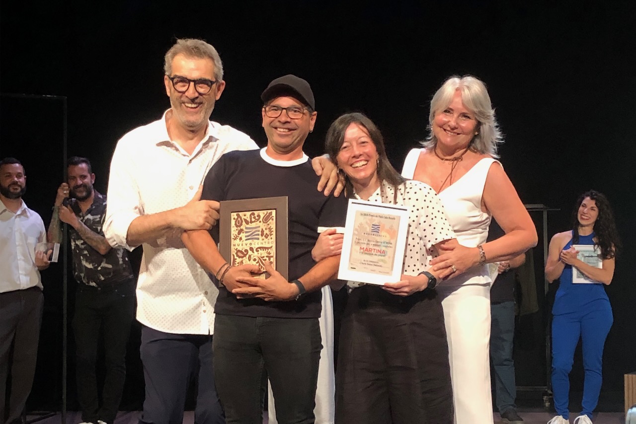 Galardonados Premis del Públic de Sala Russafa 2025, de arriba abajo: Stellae, La violación de Lucrecia (entrega el premio Lola López en representación de ArtezBlai), Rob y Martina i el bosc de paper