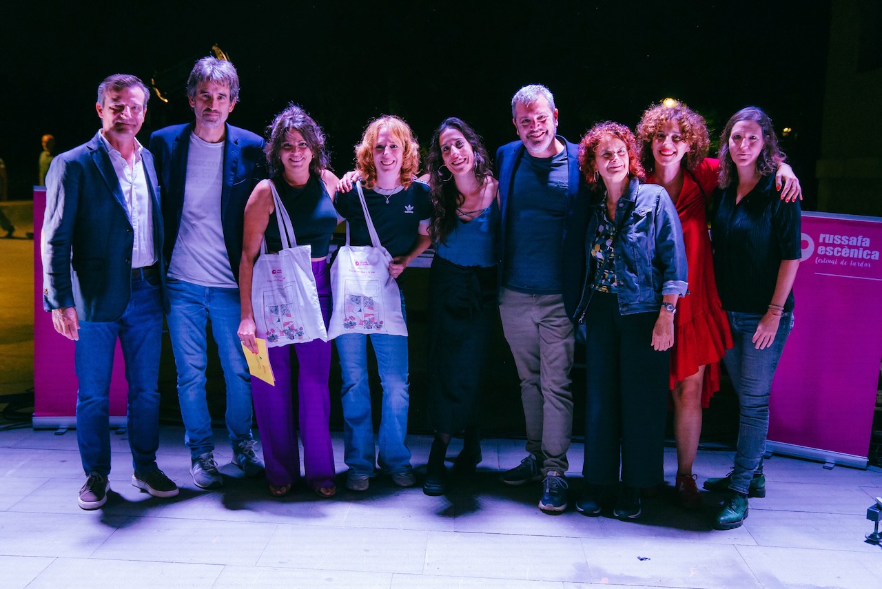 Encuentro entre programadores y compañías. Abajo: Ganadoras del Premio SGAE–Russafa Escènica 2024. Fotos: Puerta 3