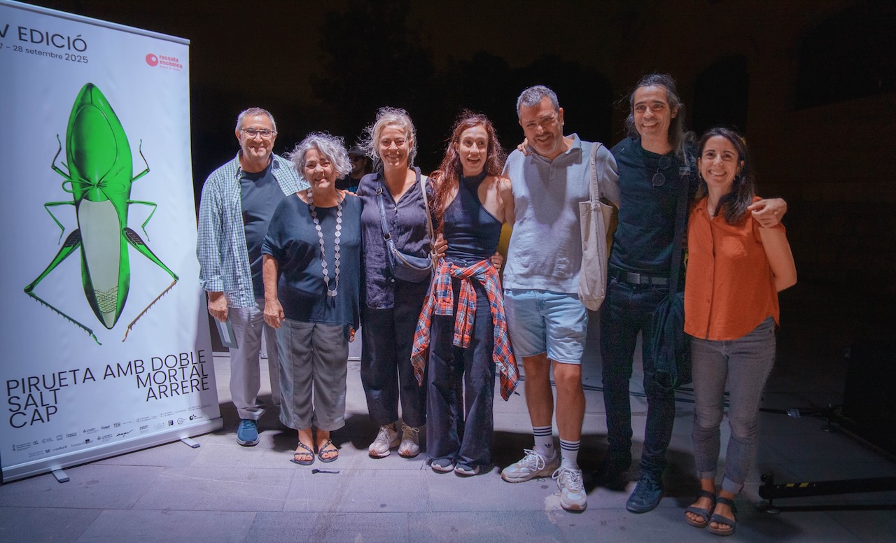 De izquierda a derecha, Manuel Cubedo (Fundación SGAE); Sara Rey y María Poquet (jurados); Marta Estal (creadora galardonada); Jerónimo Cornelles (Russafa Escènica – Festival de Otoño); Álvaro Tato y Gloria Pitarch (jurado).