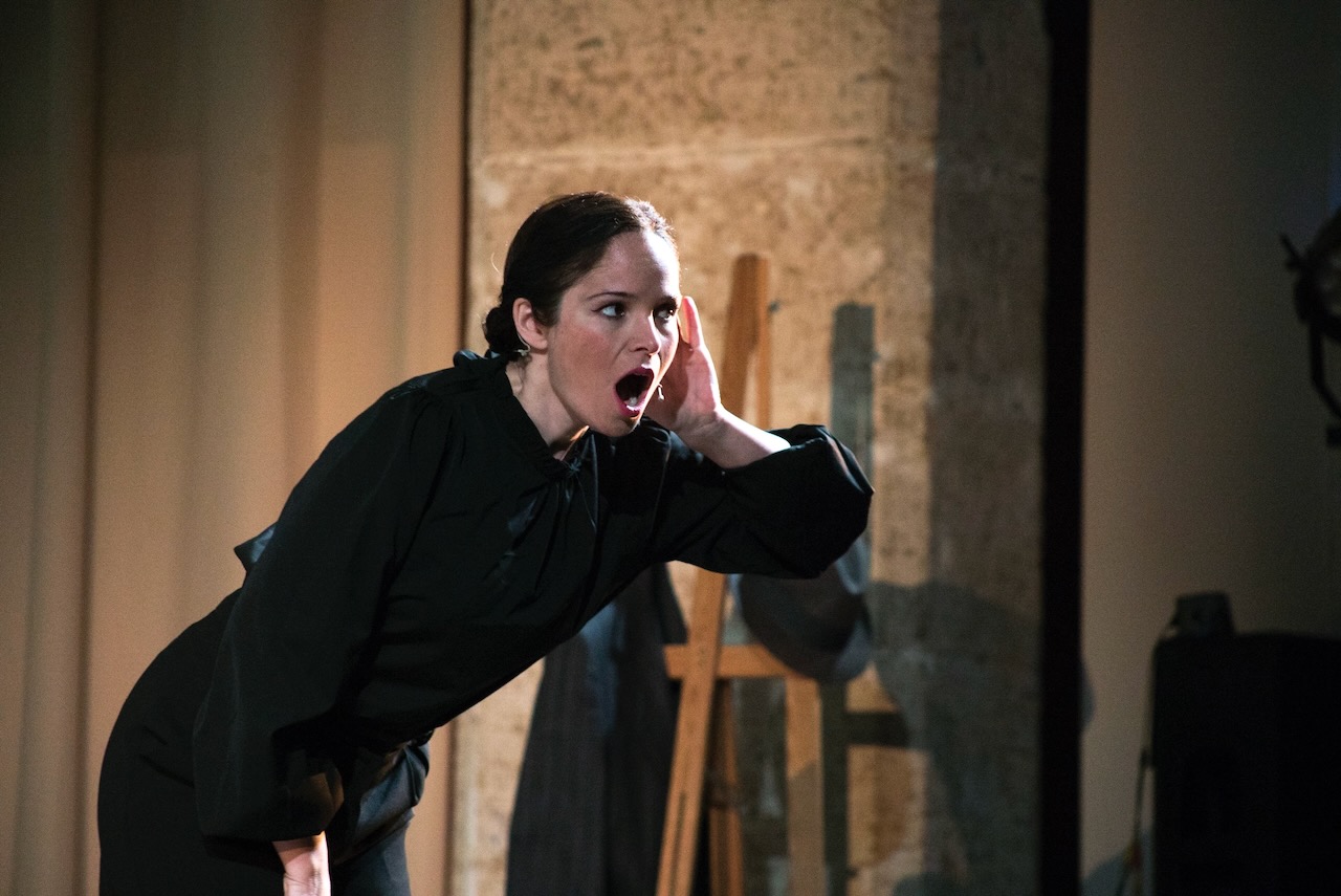 La soprano Quiteria Muñoz pone voz al museo a través de un recorrido por las exposiciones