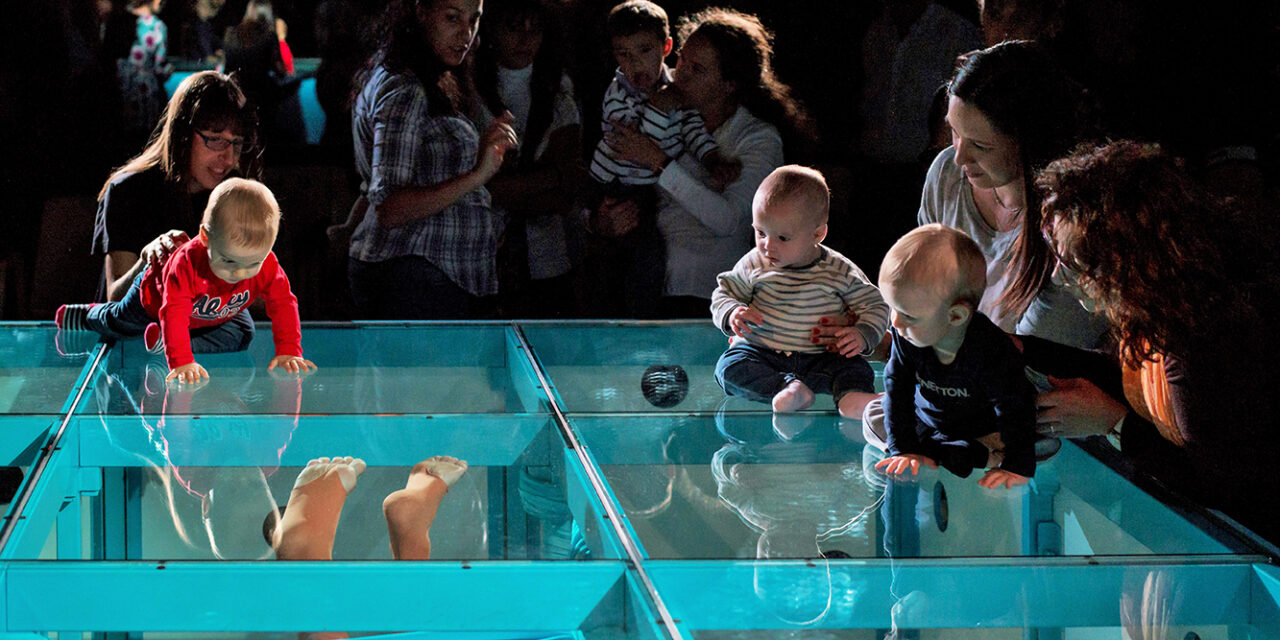 ‘Aupapá’, un espectáculo de danza en el que los bebés interactúan