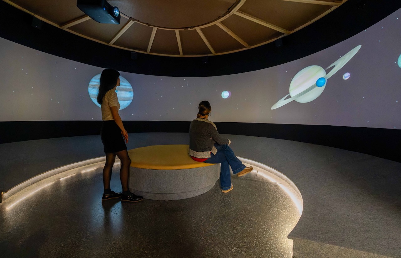 El evocador espacio final de la exposición nos habla de la música de las esferas.