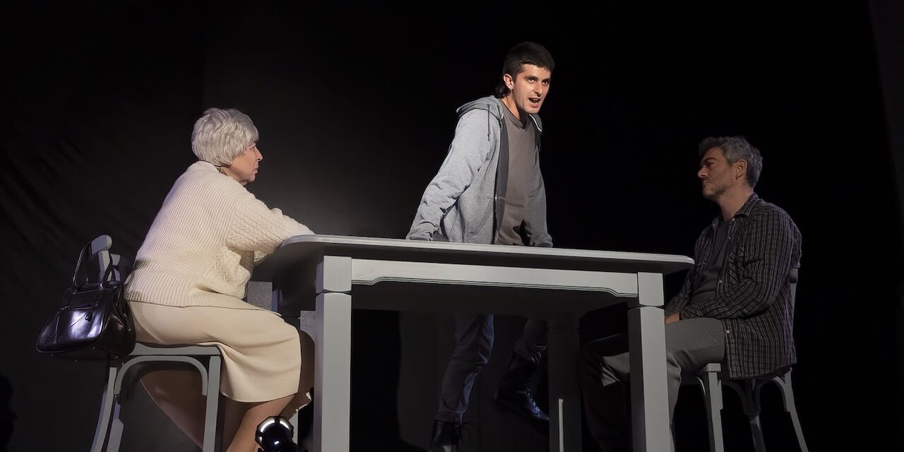 ‘Nuestros muertos’, memoria, violencia y un diálogo imposible