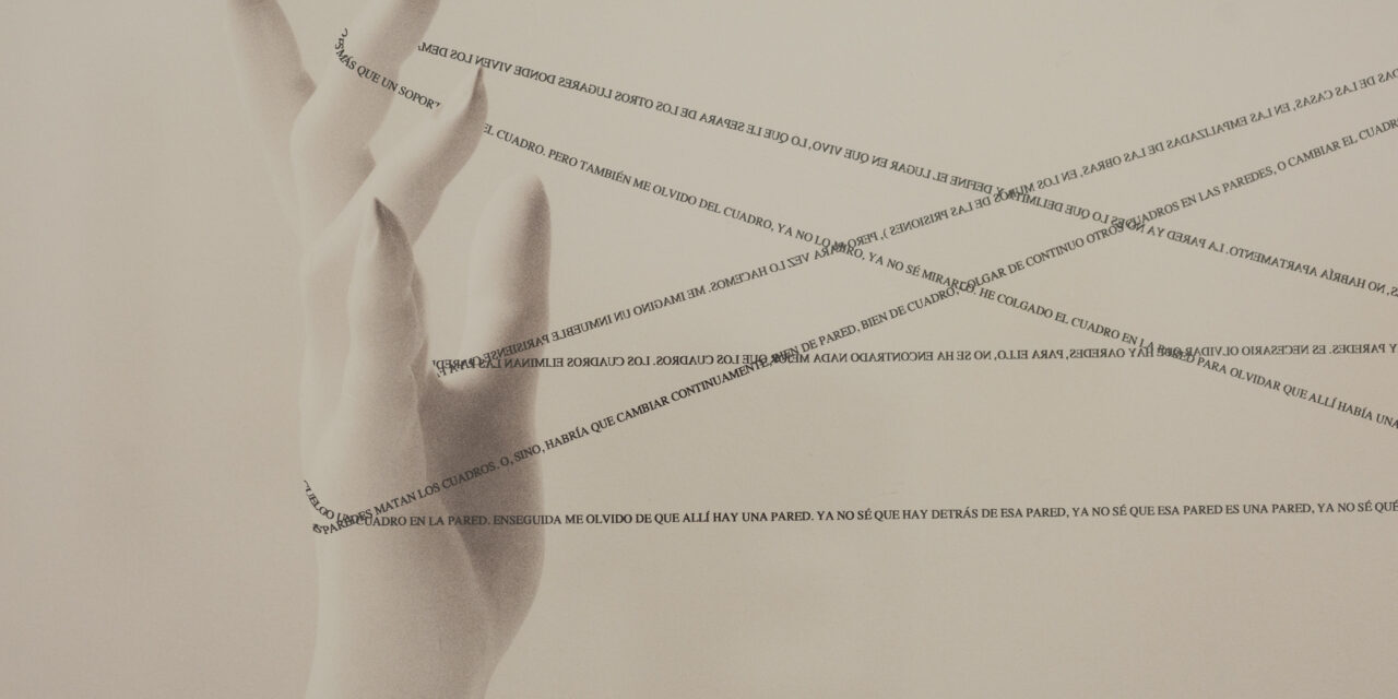 La música y los libros dialogan en las fotografías de Chema Madoz