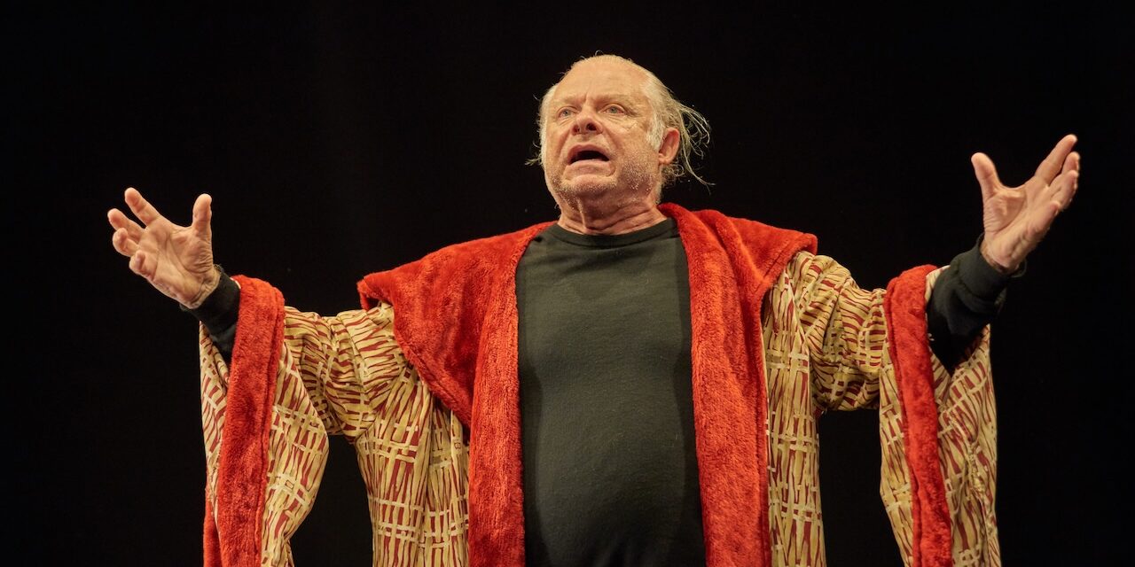 Carles Castillo se despide de los escenarios valencianos con ‘Hoy no estrenamos’ en Sala Russafa