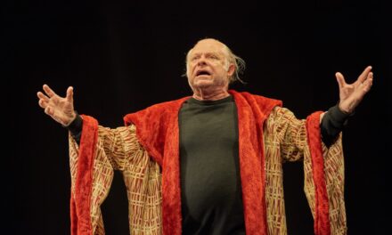 Carles Castillo se despide de los escenarios valencianos con ‘Hoy no estrenamos’ en Sala Russafa