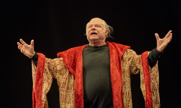 Carles Castillo se despide de los escenarios valencianos con ‘Hoy no estrenamos’ en Sala Russafa