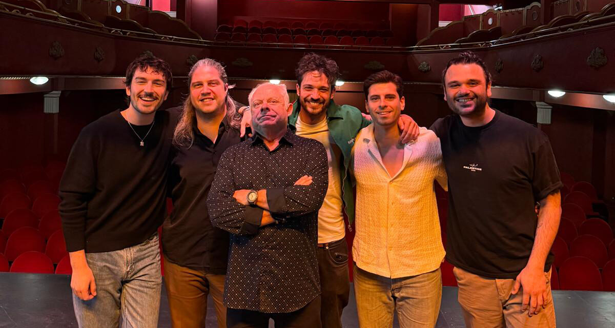 ‘Qué difícil es’, la comedia en calzoncillos, llega al Talia