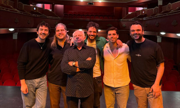 ‘Qué difícil es’, la comedia en calzoncillos, llega al Talia