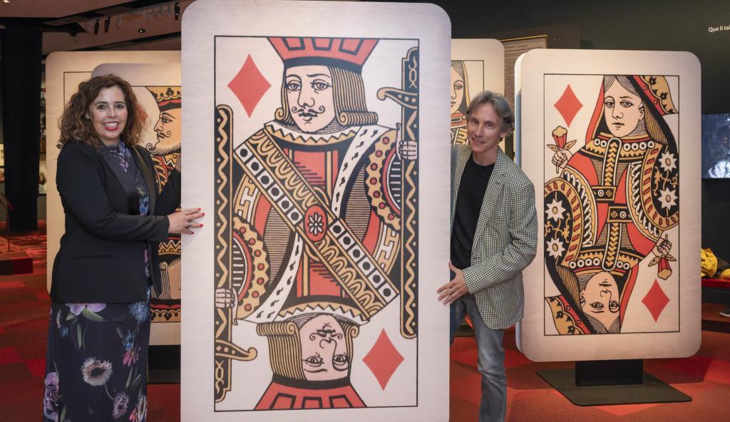 a conservadora sénior de Teatro y Performance del Victoria and Albert Museum de Londres y comisaria de la muestra, Kate Bailey, i el director de CaixaForum València, Álvaro Borrás.