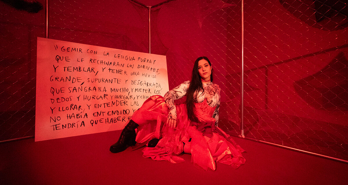 ‘jauría’ de Yolanda Benalba estudia la voz humana y el poder de la colectividad