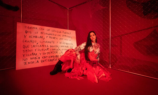 ‘jauría’ de Yolanda Benalba estudia la voz humana y el poder de la colectividad