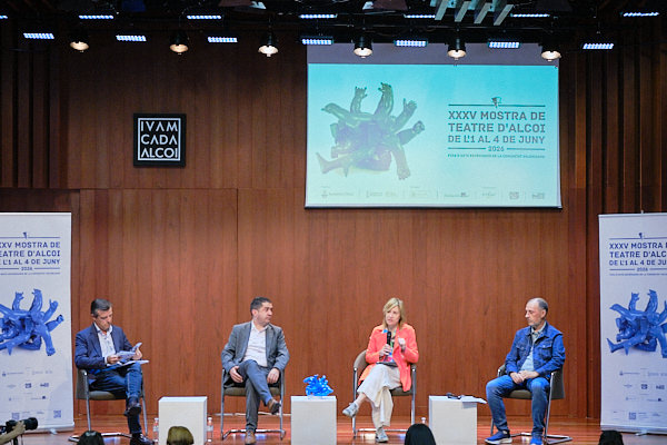 De izquierda a derecha, Álvaro Oltra, director territorial de la Fundación SGAE; Toni Francés, alcalde de Alcoy; Elisa Guillem, concejala de Cultura; y Josep Policarpo, director artístico. De izquierda a derecha, Álvaro Oltra, director territorial de la Fundación SGAE; Toni Francés, alcalde de Alcoy; Elisa Guillem, concejala de Cultura; y Josep Policarpo, director artístico.