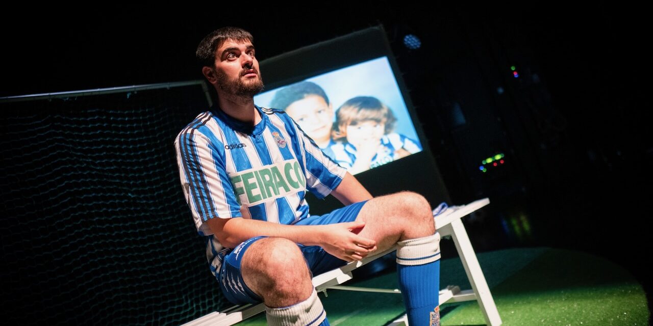 El fútbol como acto de resistencia inspira la obra ‘Brazaletes’ en La Nau