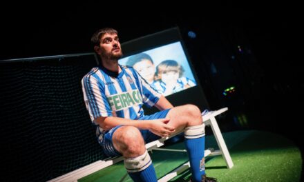 El fútbol como acto de resistencia inspira la obra ‘Brazaletes’ en La Nau