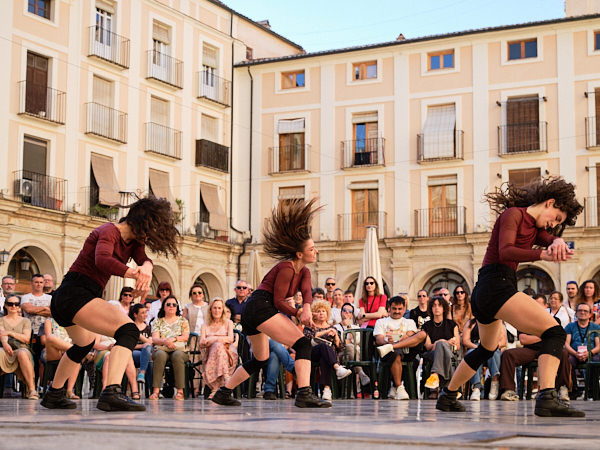 Función de danza a la Plaça de Dins, Mostra de Teatre d'Alcoi 2025. Foto: Toni Miranda