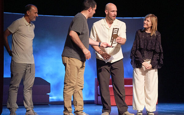 Tomás Verdú recibe el Premi Ciutat d’Alcoi de Teatre en una Mostra marcada por el respaldo del sector