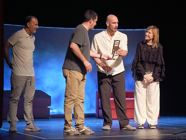Tomás Verdú recibe el Premi Ciutat d’Alcoi de Teatre en una Mostra marcada por el respaldo del sector