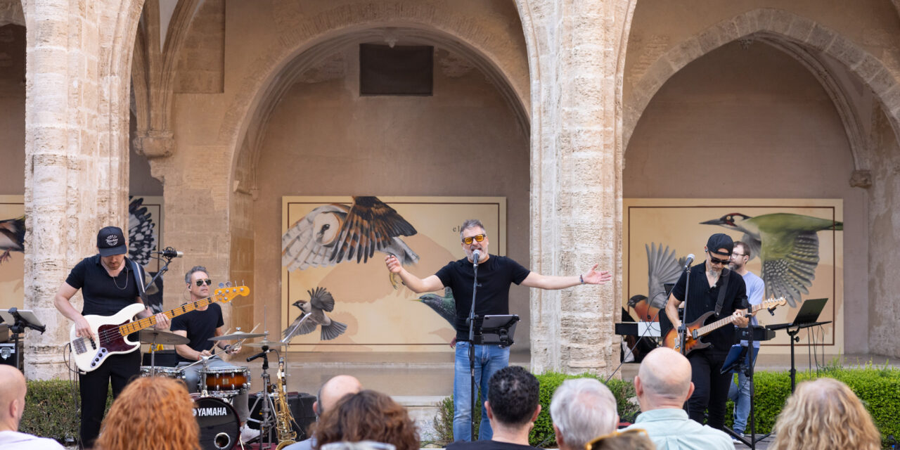 La Banda del Pop despide ‘Encuentros en el Carmen’ con un viaje a los himnos de los años 80