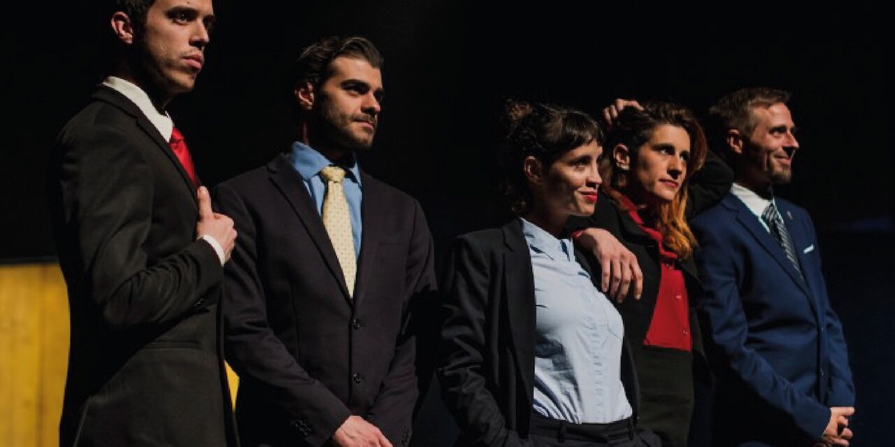 Atirohecho sienta a Mazón en el banquillo del teatro