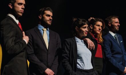 Atirohecho sienta a Mazón en el banquillo del teatro