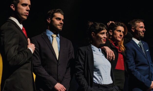 Atirohecho sienta a Mazón en el banquillo del teatro