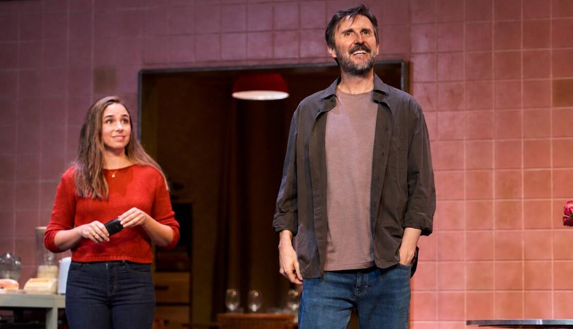 Julián López debuta en el teatro con ’53 domingos’, la comedia familiar de Cesc Gay