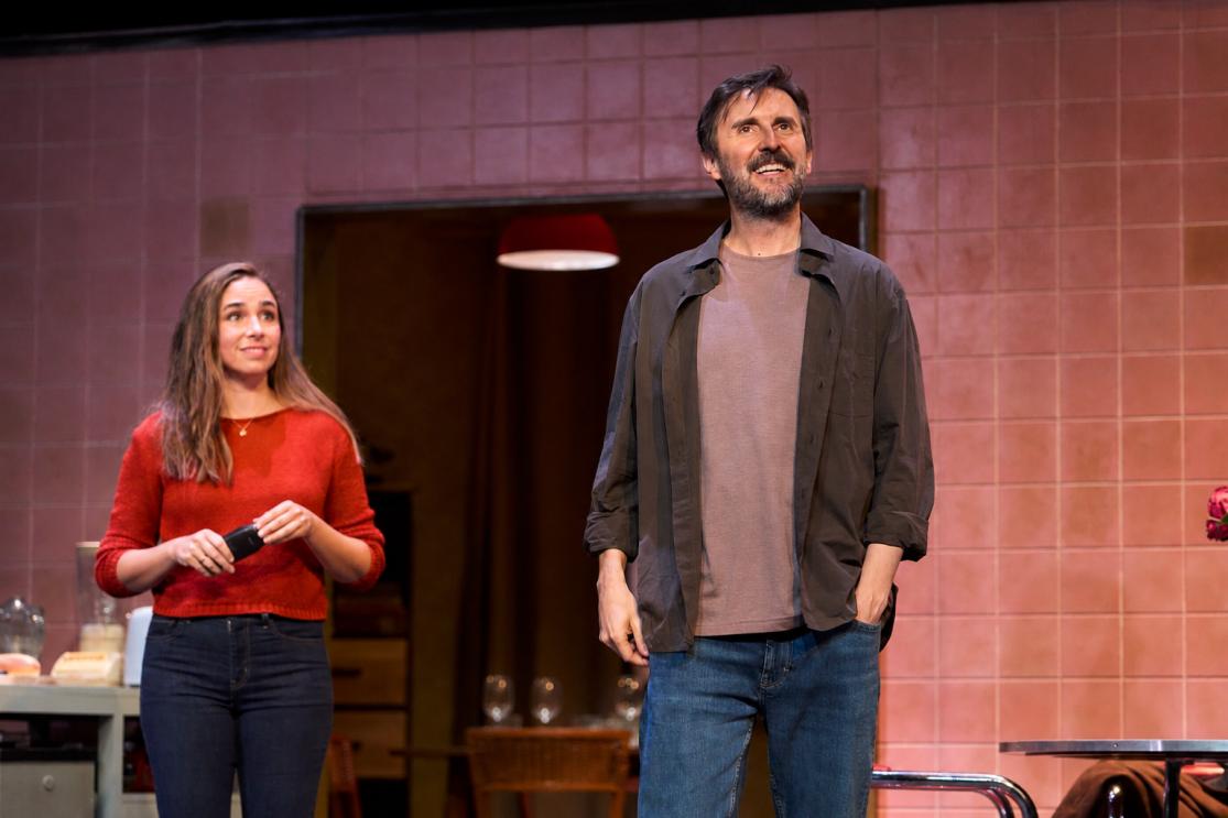 Candela Serrat y Julián López en escena